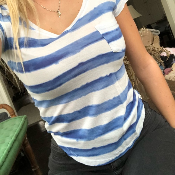 Short sleeve striped t-shirt with scooped bottom. - Picture 2 of 3